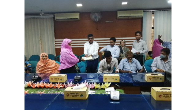চাঁপাইনবাবগঞ্জে ৩৮জন দুস্থ ও অসহায় মানুষকে ১ লাখ ৬০ হাজার টাকা বিতরণ