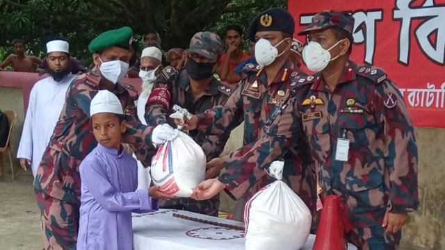 সীমান্তবর্তি কয়েকটি এতিমখানায় বিজিবির ত্রাণ বিতরণ