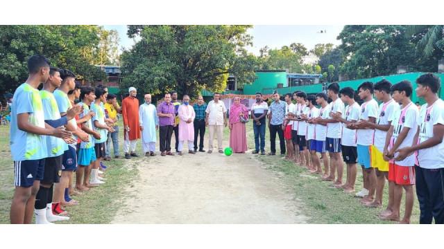 নবাবগঞ্জ জেলা আদর্শ উচ্চ বিদ্যালয়ে ফুটবল লীগের উদ্বোধন