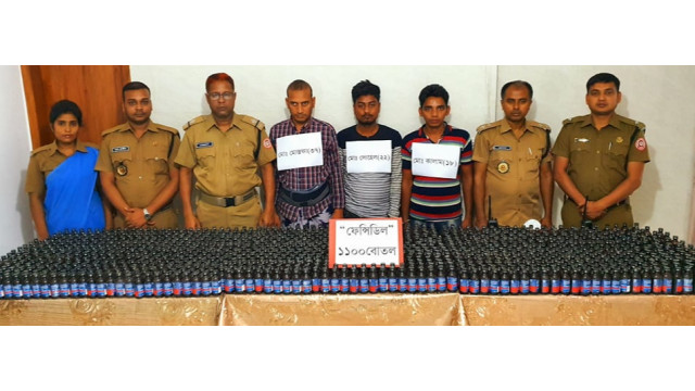 চাঁপাইনবাবগঞ্জে ট্রাকে পাচারকালে ১১শ’ বোতল ফেনসিডিলসহ গ্রেফতার ৩