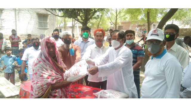 সদর উপজেলার আলাতুলি, শাহজাহানপুর ও চরবাগডাঙ্গা ইউনিয়নে এরফান গ্রুপের খাদ্য সামগ্রী বিতরণ
