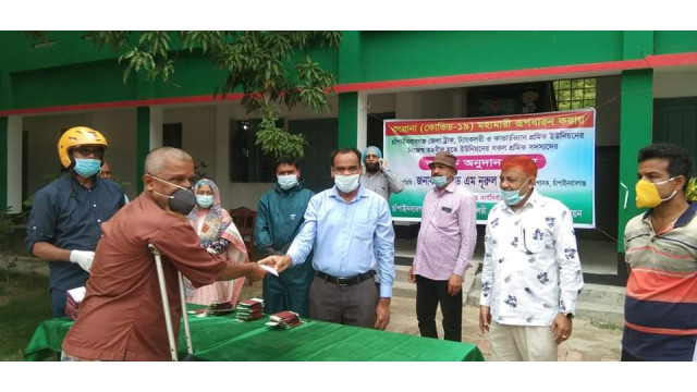 চাঁপাই নিউজ ডটকমে সংবাদ প্রকাশ- জেলা প্রশাসকের হস্তক্ষেপে অবশেষে শ্রমিকরা পেলেন অনুদান