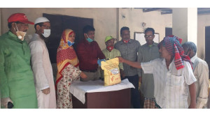 পৌরসভার ৯ নম্বর ওয়ার্ডে আনোয়ার অটো রাইস মিলের কর্মহীন মানুষের মাঝে খাদ্য সামগ্রী বিতরণ