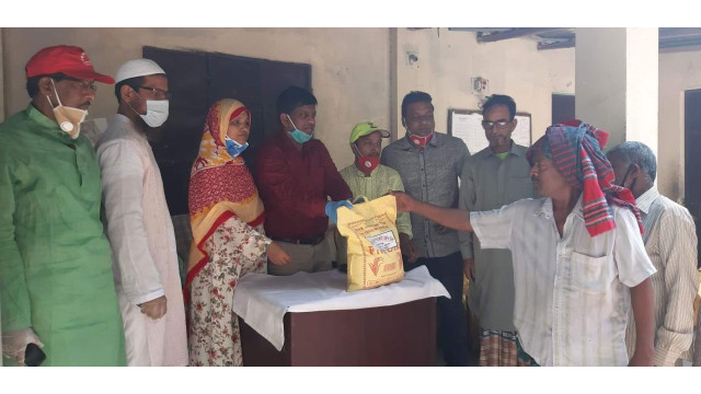 পৌরসভার ৯ নম্বর ওয়ার্ডে আনোয়ার অটো রাইস মিলের কর্মহীন মানুষের মাঝে খাদ্য সামগ্রী বিতরণ
