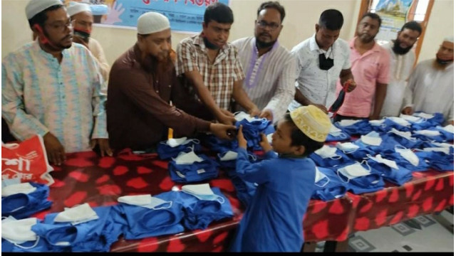 আমরা ৯৩ বন্ধুদের উদ্দ্যোগে ইয়াতিম খানায় নতুন পোশাক ও খাবার বিতরন