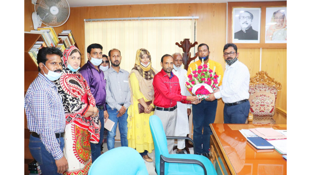 জেলা প্রশাসককে টেকনিক্যাল অ্যাণ্ড বিজনেস ম্যানেজমেন্ট কলেজ পরিবারের ফুলেল শুভেচ্ছা