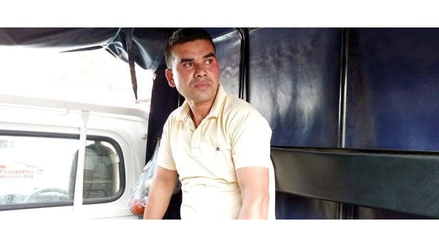 চাঁপাইনবাবগঞ্জে পুলিশ পরিচয়ে বিভিন্ন দোকানে প্রতারণা বিজিবি সদস্য আটক