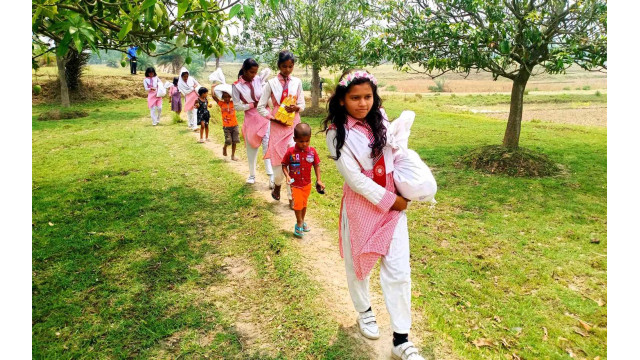 বাবুডাইং আদিবাসী আলোর পাঠশালার শিক্ষার্থীদের খাদ্য সহায়তা