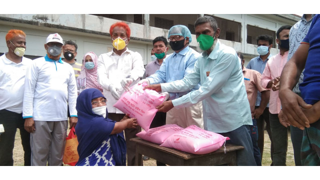 সদর উপজেলার গোবরাতলা, বালিয়াডাঙ্গা ও ঝিলিম ইউনিয়নে এরফান গ্রুপের খাদ্য সামগ্রী বিতরণ