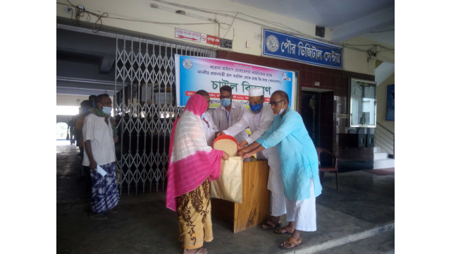 চাঁপাইনবাবগঞ্জ পৌরসভার ব্যবস্থাপনায় ১ হাজার পরিবারের মাঝে সরকারী ত্রাণের চাল বিতরণ