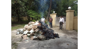 চাঁপাইনবাবগঞ্জে আগুনে পুড়ানো হলো ধ্বংসযোগ্য মামলার নথি ও অফিসের রেকর্ড