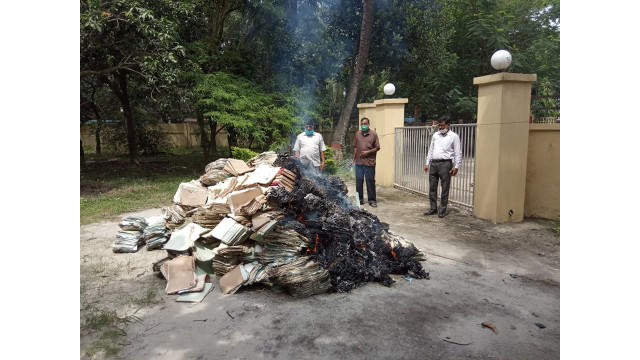 চাঁপাইনবাবগঞ্জে আগুনে পুড়ানো হলো ধ্বংসযোগ্য মামলার নথি ও অফিসের রেকর্ড