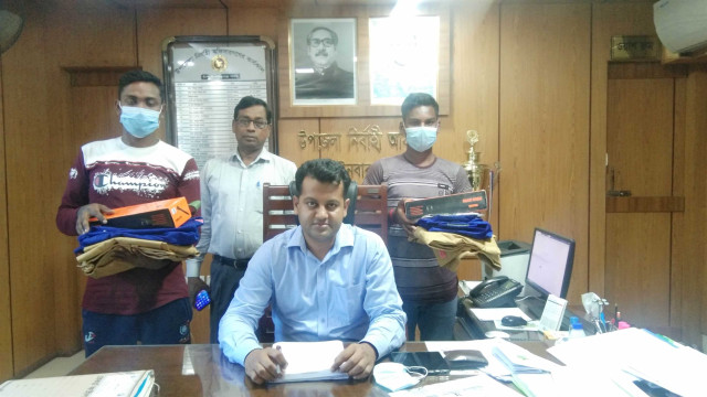 দুই গ্রাম পুলিশকে পোষাক দিল উপজেলা নির্বাহী অফিসার নাজমুল ইসলাম সরকার