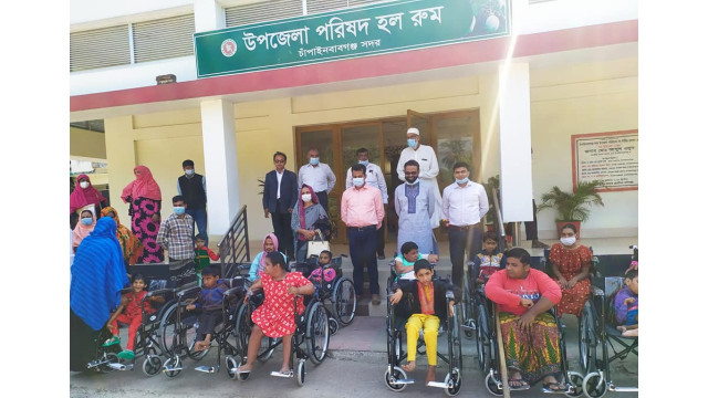 চাঁপাইনবাবগঞ্জে প্রতিবন্ধীদের মাঝে হুইল চেয়ার ও শিক্ষা বৃত্তি প্রদান
