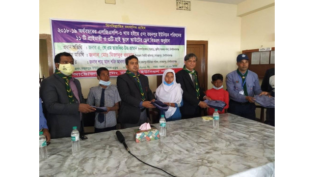 রহনপুর ইউনিয়নে শিক্ষার্থীদের মাঝে স্কাউট ড্রেস বিতরণ
