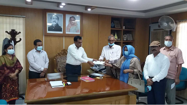 কলেজ শিক্ষক কর্মচারী কল্যাণ সমিতির প্রয়াত সদস্যদের নমিনিদের মাঝে অনুুদান প্রদান