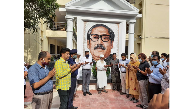 নাচোলে বঙ্গবন্ধুর ম্যুরালের উদ্বোধনসহ গ্রাম পুলিশের পোষাক বিতরণ
