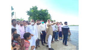 দেবীনগরে মহানন্দা নদীর ভাঙ্গন পরিদর্শনে হারুনুর রশিদ হারুন এমপি