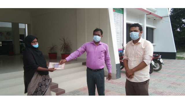 তিন গৃহকর্মীকে আর্থিক সহায়তা দিল চাঁপাইনবাবগঞ্জ সদর উপজেলা