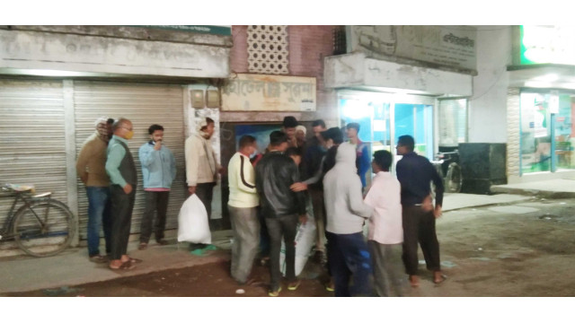 চাঁপাইনবাবগঞ্জ ঢাকা বাস স্টাণ্ডে টিকিট নিতে আসা দূরপাল্লার যাত্রীদের হয়রানি করছে দালালরা - প্রশাসনের হস্তক্ষেপ কামনা