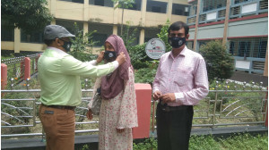 নবাবগঞ্জ সরকারি কলেজের ফ্রি মাস্ক বিতরণ 