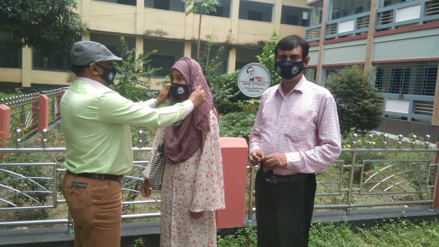 নবাবগঞ্জ সরকারি কলেজের ফ্রি মাস্ক বিতরণ