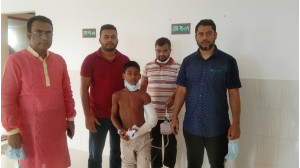 হাত ভেঙ্গে রাস্তায় পড়ে থাকা সাগরের চিকিৎসার দায়িত্ব নিলেন ডা. ইসমাইল ও ম্যাক্স হসপিটাল