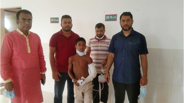 হাত ভেঙ্গে রাস্তায় পড়ে থাকা সাগরের চিকিৎসার দায়িত্ব নিলেন ডা. ইসমাইল ও ম্যাক্স হসপিটাল