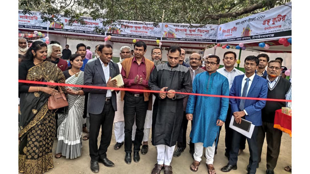 চাঁপাইনবাবগঞ্জে জেলা প্রশাসনের বই মেলার উদ্বোধন