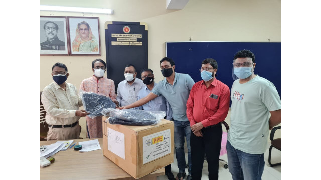 সদর হাসপাতালের করোনা ওয়ার্ডে ক্লিনিক অ্যাণ্ড ডায়াগনষ্টিক ওনার অ্যাসোসিয়েশনের পিপিই প্রদান
