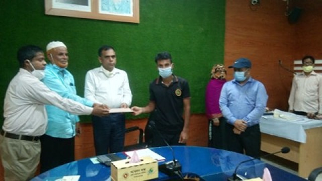 প্রতিবন্ধী, মেধাবী শিক্ষার্থী ও করোনায় ক্ষতিগ্রস্থদের জেলা প্রশাসনের আর্থিক সহায়তা