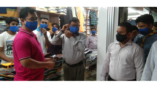 করোনা প্রতিরোধে চাঁপাইনবাবগঞ্জ জেলা প্রশাসনের মাস্ক বিতরণ