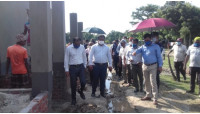 গোমস্তাপুরে প্রধানমন্ত্রীর উপহারের বাড়ি পরিদর্শন করলেন জেলা  প্রশাসক মঞ্জুরুল হাফিজ