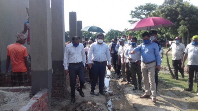 গোমস্তাপুরে প্রধানমন্ত্রীর উপহারের বাড়ি পরিদর্শন করলেন জেলা প্রশাসক মঞ্জুরুল হাফিজ