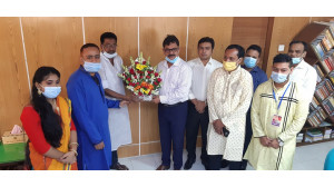 জেলা প্রশাসককে বারোঘরিয়া বাইস পুতুল সার্বজনীন দুর্গা মন্দিরের শুভেচ্ছা উপহার প্রদান