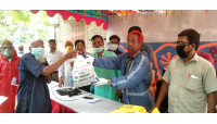 প্রধানমন্ত্রীকে দেয়া প্রতিশ্রুতি : অসহায়দের ঈদ সামগ্রী দিলেন এরফান গ্রুপের চেয়ারম্যান