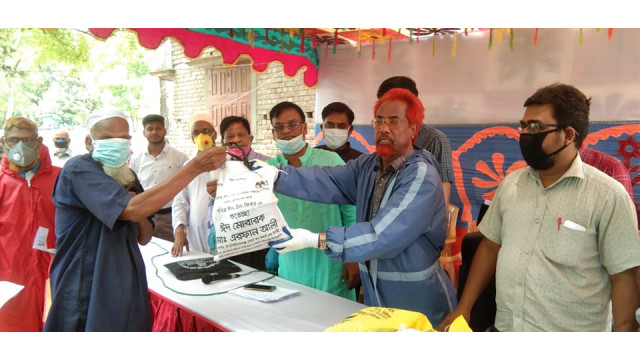 প্রধানমন্ত্রীকে দেয়া প্রতিশ্রুতি : অসহায়দের ঈদ সামগ্রী দিলেন এরফান গ্রুপের চেয়ারম্যান