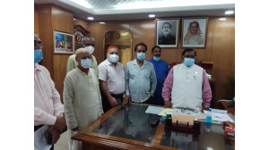 খাদ্যমন্ত্রী সাধন চন্দ্র মজুমদারের সাথে এরফান আলীর মতবিনিময়