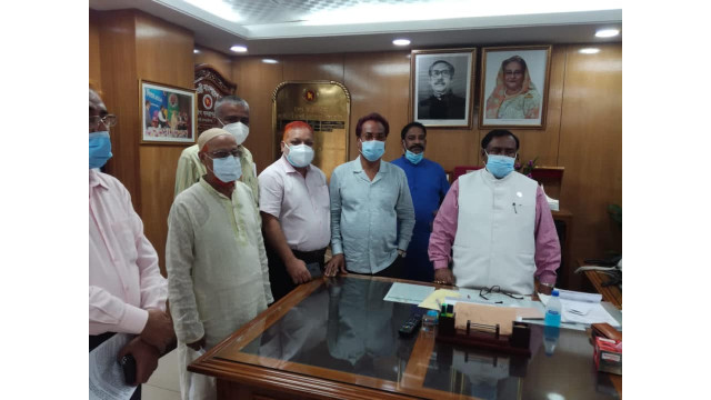 খাদ্যমন্ত্রী সাধন চন্দ্র মজুমদারের সাথে এরফান আলীর মতবিনিময়