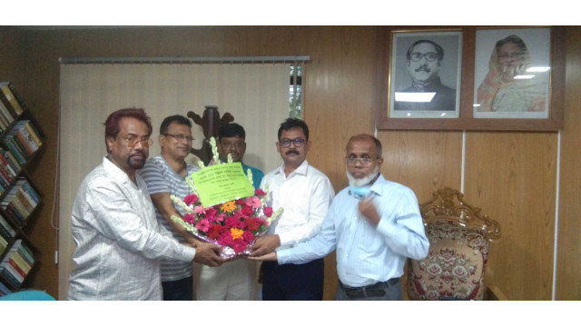 জেলা প্রশাসককে চাঁপাইনবাবগঞ্জ চেম্বার ও এরফান গ্রুপের ফুলেল শুভেচ্ছা