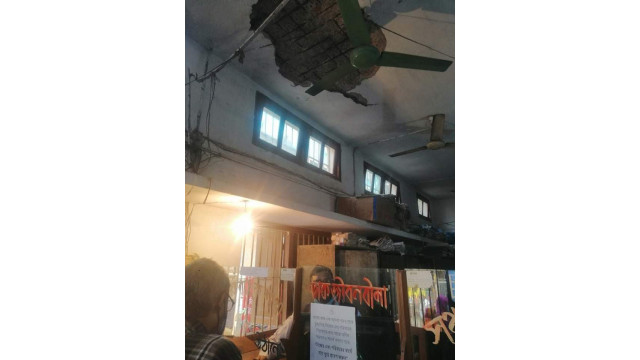 চাঁপাইনবাবগঞ্জ পোস্ট অফিসের ভেতরের ছাদের পলেস্তার খসে পড়েছে। ঝুঁকির মধ্যে অফিস স্টাফ ও গ্রাহক