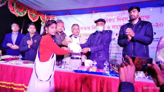 বালিগ্রামে মহান বিজয় দিবস উপলক্ষে পুরস্কার বিতরণ ও সাংস্কৃতিক অনুষ্ঠান