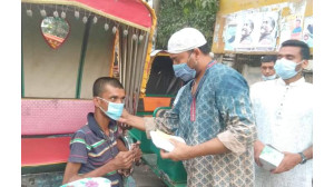 চাঁপাইনবাবগঞ্জে স্বেচ্ছাসেবক লীগের সদস্য কনকের ইফতার বিতরণ