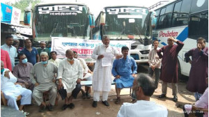 চাঁপাইনবাবগঞ্জে দূরপাল্লার বাস খুলে দেওয়ার দাবিতে  পরিবহন শ্রমিকদের অবস্থান 