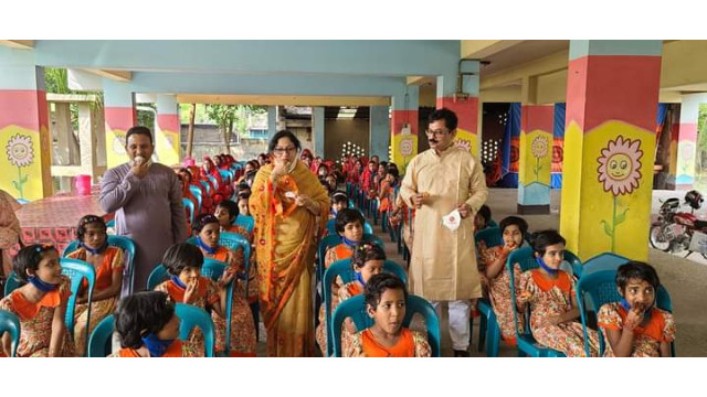 এতিম শিশুদের নিয়ে ঈদের আনন্দ ভাগাভাগি করলেন জেলা প্রশাসক মঞ্জুরুল হাফিজ ও তাঁর পরিবারবর্গ
