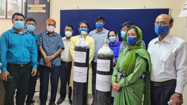 সদর হাসপাতালের করোনা ইউনিটে ডা. গোলাম রাব্বানী ও সেলিনা বিশ্বাসের অক্সিজেন সিলিন্ডার প্রদান