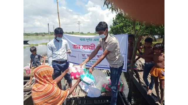 দুর্লভপুর ইউনিয়নে বন্যা দূর্গত এলাকায় ডা. ফাহাদ আকিদ রেহমানের খাদ্য সামগ্রী ও ঔষধ বিতরণ