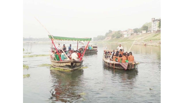 মহানন্দা নদীতে নৌকায় গাওয়া হলো দেশের গান