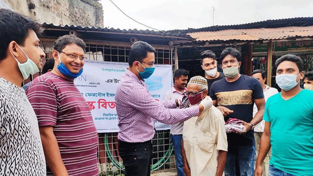 গোমস্তাপুর ও ভোলাহাটে এসভেনটেক্স এর মাস্ক বিতরণ