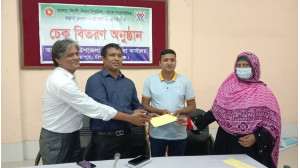 গোমস্তাপুরে আক্রান্ত রোগীদের মাঝে অনুদানের চেক প্রদান